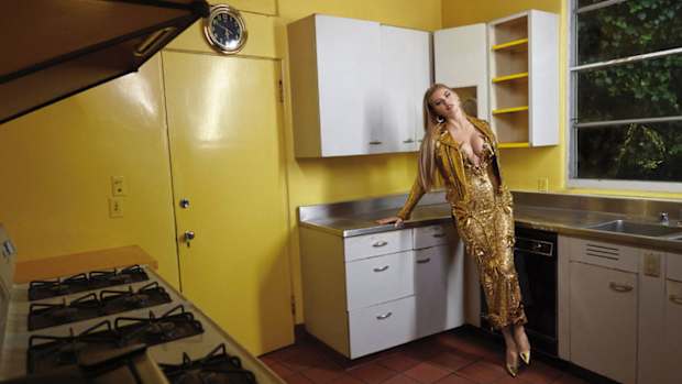 kate-upton-v-magazine-housewife.jpg